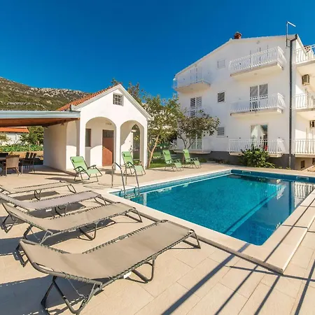 Apartment Beautiful In Kastel Luksic With Wifi