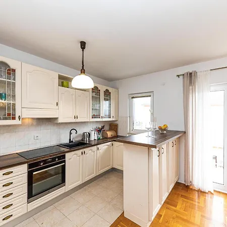 Beautiful In Kastel Luksic With Wifi Apartment