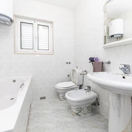 Apartment Beautiful In Kastel Luksic With Wifi