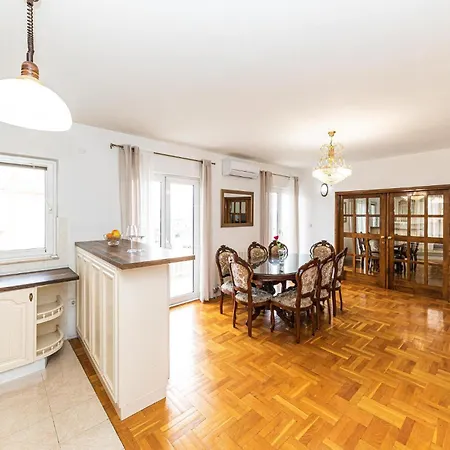 Beautiful In Kastel Luksic With Wifi Apartment Kastela