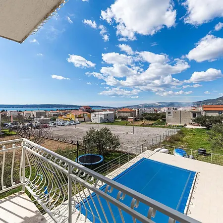 Beautiful In Kastel Luksic With Wifi Apartment